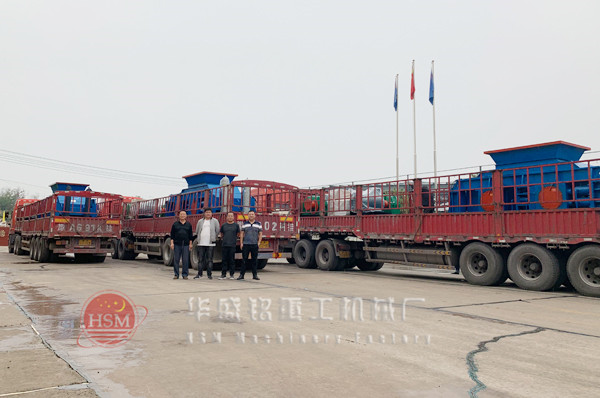 哈密客户一次订购十台1510液压对辊破碎机前三台发货现场